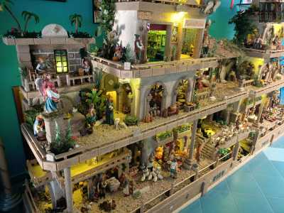 Il signore � noto per il presepe artistico allestito nel suo salone, che ogni anno riceve numerosi premi